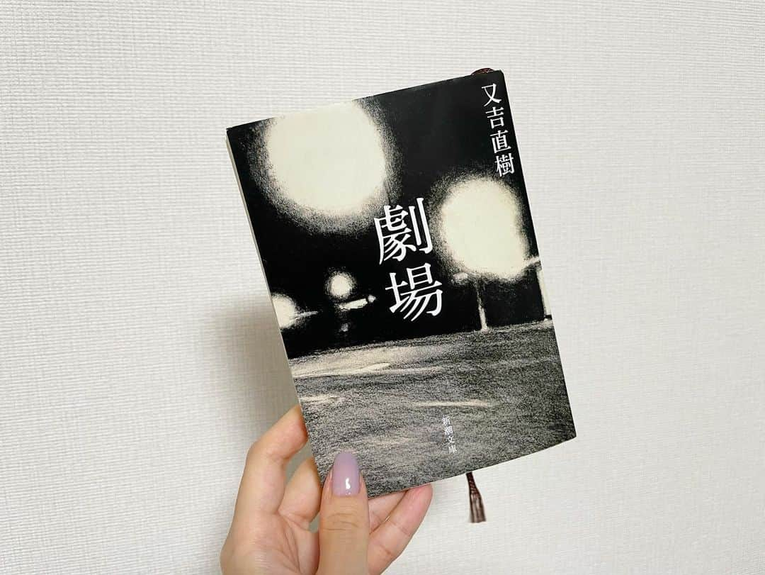 千葉真由佳さんのインスタグラム写真 - (千葉真由佳Instagram)「【8月の本📚】 夏休みがあったということもあり夢中になって一気読みできた😊 今月は小説が多かったですね。  ◼︎燃え殻(2021)これはただの夏 ◼︎燃え殻(2018)ボクたちはみんな大人になれなかった ◼︎ハンス・ロスリング(2019)FACTFULNESS ◼︎佐藤泰志(1989)そこのみにて光輝く ◼︎又吉直樹(2017)劇場  あと写真にはありませんが、 以下の2冊も良かったなぁ🌻  ◼︎山田昭男(2011)日本一社員が幸せな会社のヘンなきまり ◼︎吉本ばなな(2019)下北沢について  #読書記録#8月の本#📚#ベストセラー  #燃え殻#これはただの夏#ボクたちはみんな大人になれなかった#ハンスロスリング#factfulness#佐藤泰志#そこのみにて光輝く#又吉直樹#劇場#山田昭男#日本一社員が幸せな会社のヘンなきまり #吉本ばなな#下北沢について」9月2日 20時10分 - mayuka.chiba