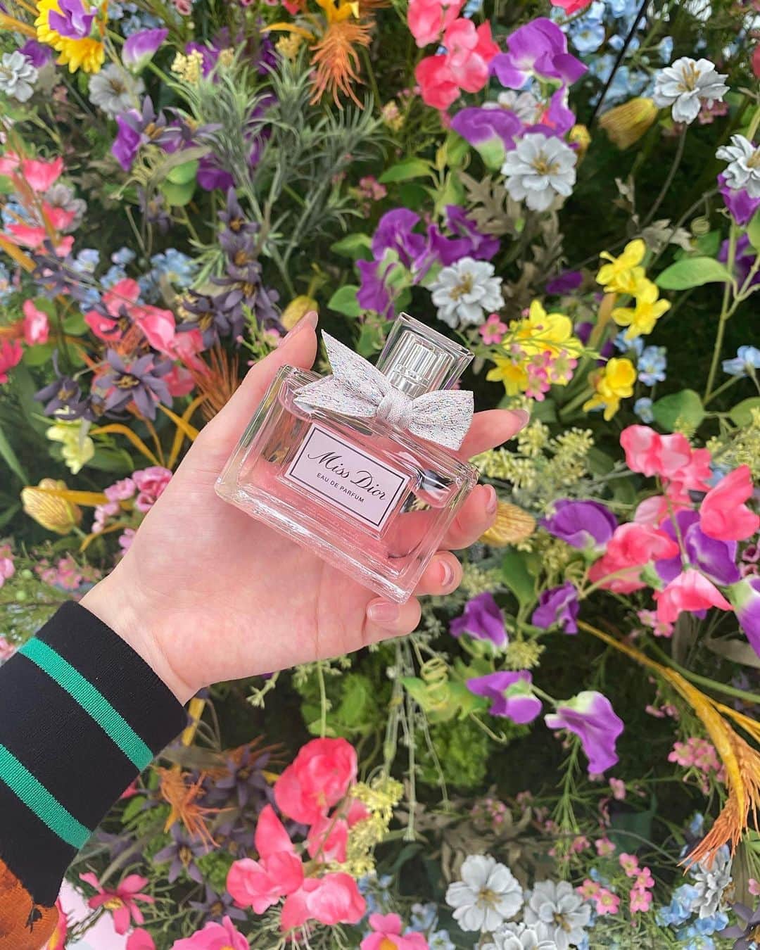 香音さんのインスタグラム写真 - (香音Instagram)「沢山のお花に囲まれた空間💐  香りと共にボトルのデザインも新しくなっていて！！ オート クチュールの創作を担ってきた有数のフランスのリボンメーカーのアトリエで創られたリボンが結ばれているの🤍  @diorbeauty @dior  #ミスディオールアートイベント #MISSDIOR #ミスディオール」9月2日 21時06分 - kanon420_official