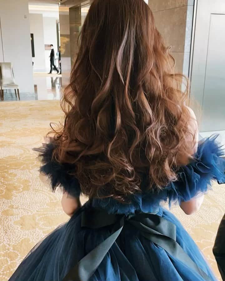 yuudaiのインスタグラム：「@maison.de.rire  ドレスやヘアカラーを含めて丁寧にバランスを取って作り上げたダウンスタイルです🙌🏻✨ 挙式当日のヘアメイクは安心してお任せくださいね💕  ・ ・   #前撮りドレス#ヘアメイク#bridalhair #hairdo#白無垢ヘア #前撮り洋装#ヘアアレンジ#weddinghair #前撮りヘア#結婚式ムービー#weddingdress #結婚式エンドロール#結婚式動画#ウェディングヘア #hairarrange #和装ヘア #結婚式映像#ブライダルヘアメイク#ヘアアクセサリー#ウェディングドレス#プレ花嫁 #外注ヘアメイク#パレス花嫁#グラハイ花嫁 #アンダーズ花嫁#東京會舘花嫁#アンダーズ東京#東京會舘#パレスホテル#グランドハイアット東京」