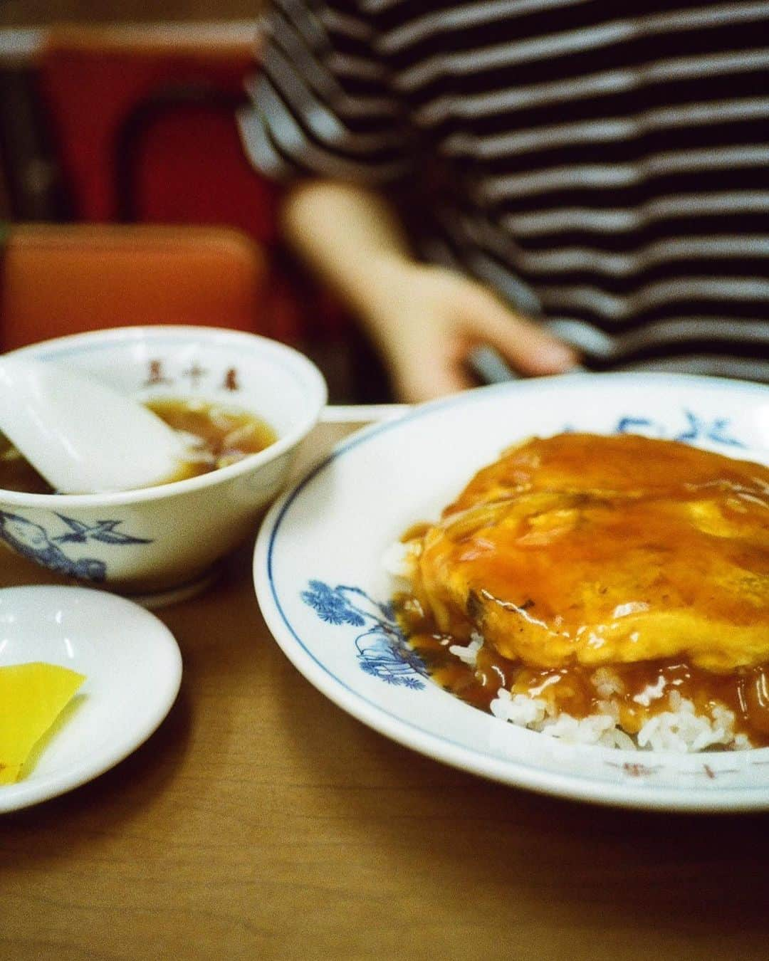 MOMOKAさんのインスタグラム写真 - (MOMOKAInstagram)「🥟🥟🥟  町中華🍜 元々中華好きではあるんだけど この日を境に色々行きたくなって色々調べてる。奥が深いですね、町中華。笑 とりあえず近くの町中華を制覇するところから始めたいです。笑 最後の方に、美味しそうな炒飯とかわいいたくあん添えておきました🤤💛  ちなみに、あまり人に食べてるところは見せてこなかったので、結構レアな写真かもしれませんね....🤫ふふふふ。  あさみさん @abeasamidesu  ありがとうございます📸  #町中華」9月2日 21時26分 - momoka_jewel