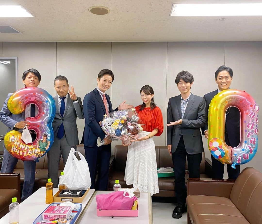 のインスタグラム：「・ ⁡ お誕生日の前日、 本番終了後にみなさんと📸 今は打ち合わせもリモートなので こうやって一緒に顔を合わせるのも 貴重な時間𓇼 ⁡ (ずっとマスクはしているのですが 写真を撮る時だけ一瞬外しました) ⁡ ⁡ メイク室では優美ちゃんと 誕生日ケーキの話をしてたんですが 今年は初めてお誕生日当日に バースデーケーキを食べず 写真も1枚も撮らなかった...🤣 ⁡ ⁡ いや〜大人になりました🙋‍♀️✨笑 ⁡ ⁡ ⁡ ⁡ #フジテレビ  #めざまし8 #バルーンアート #30th #倉田大誠 アナ #田中良幸 リポーター  #小野寺結衣 #西岡孝洋 アナ #谷原章介 さんのような大人になりたい🕶 #古市憲寿 さんの著書 #楽観論 買おうと思ったら売り切れ😭👏再入荷したら30歳のバイブルにします☺️📚」