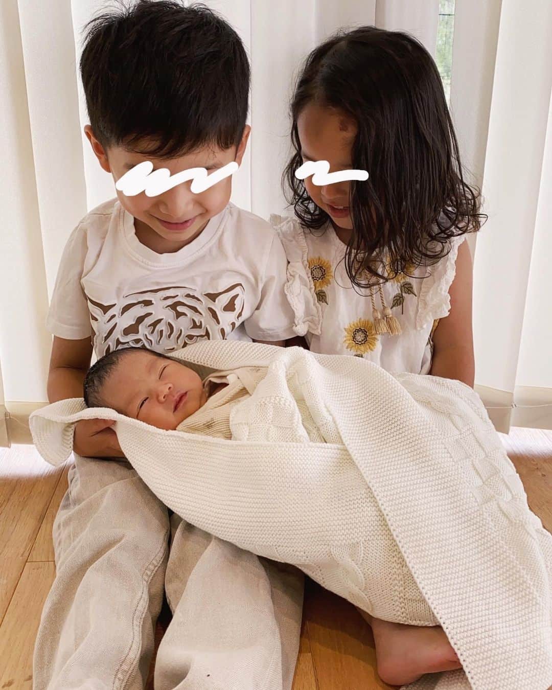 尾崎紗代子さんのインスタグラム写真 尾崎紗代子instagram 初対面 大歓迎ムードのふたり 兄二人の中で育った私は 女のきょうだいが居るなんて羨ましい 初めて赤ちゃんと顔を合わせてキャッキャする2人を見て どうかこのまま仲良く育って 大人になっても