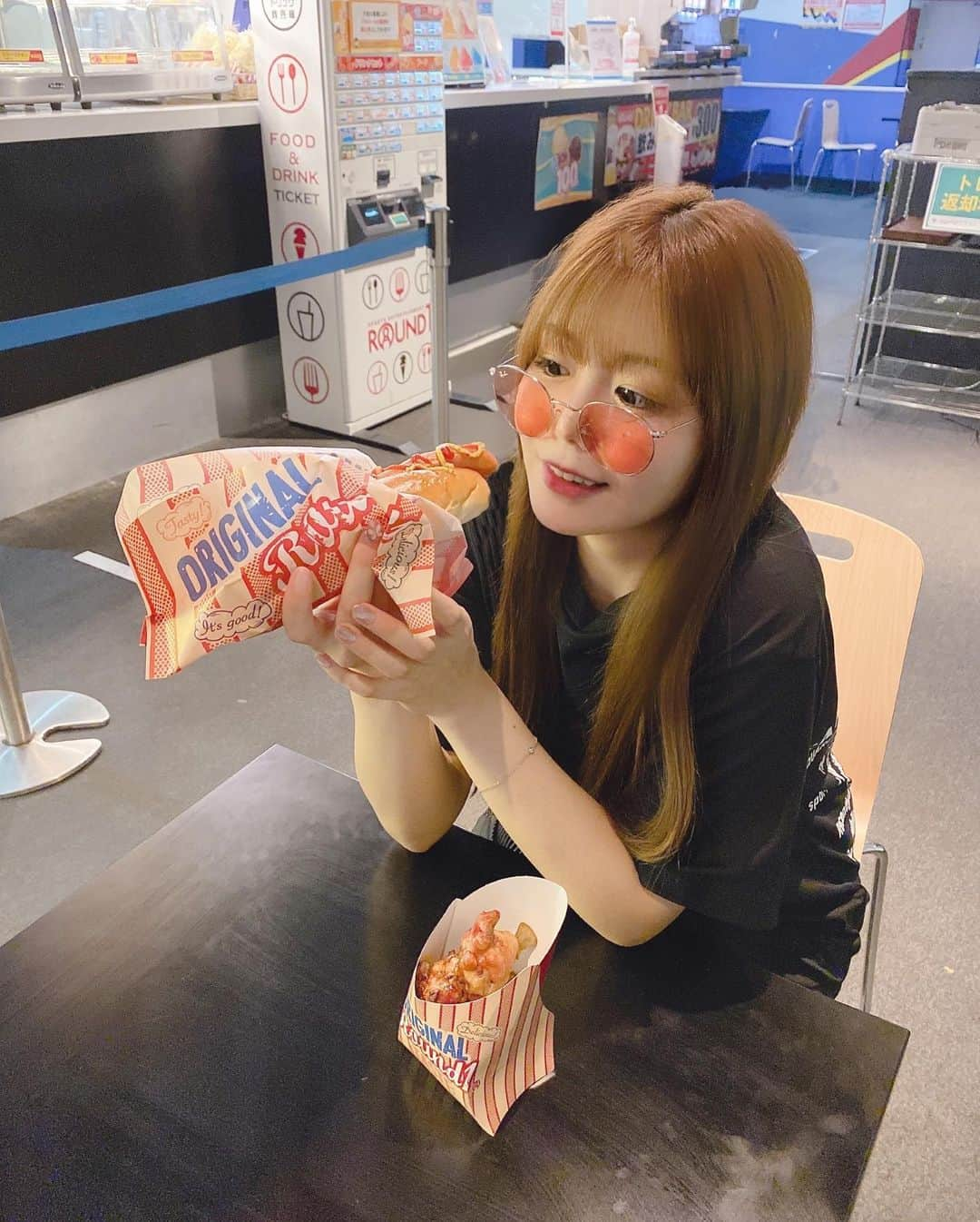 水瀬琴音さんのインスタグラム写真 - (水瀬琴音Instagram)「🌭🍗🌭🍗 ・ ホットドッグとスモークチキンの 入れ物が可愛い🐻🇺🇸💕 ・ トランポリンが 一番楽しかったなぁ☺️ ・ ・ ・ #round1 #game  #サングラス #黒コーデ #tシャツ  #ホットドッグ #スモークチキン」9月2日 21時35分 - kotone_dayo___