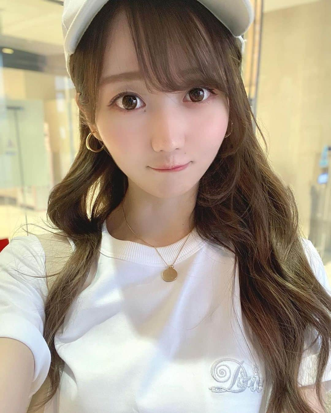 大谷映美里さんのインスタグラム写真 - (大谷映美里Instagram)「Dior Tシャツ🥺可愛ぃ‥ ㅤㅤㅤㅤㅤㅤㅤㅤㅤㅤㅤㅤㅤ 指原さんがメンバー全員分プレゼントして下さったんです。 勿体無くてなかなか着られなかったんですが、ついに！♡ ㅤㅤㅤㅤㅤㅤㅤㅤㅤㅤㅤㅤㅤ 後ろはトランプ柄になっててカワイイの。🃏(撮り忘れ) 指原さん、素敵なプレゼントを有難うございます！」9月2日 21時46分 - otani_emiri