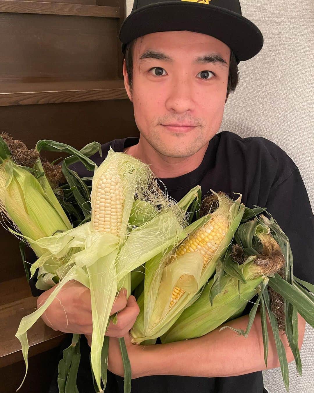 笠原秀幸のインスタグラム：「北海道のお友達から、トウモロコシが届きましたー！  コーーーンなにたくさん🌽  これで、TOL(✳︎)が爆上がりして、健康へまっしぐらなんじゃないかと思っています！！！  あっ、ありがとうもろこし！🌽  (✳︎) #トウモロコシオブライフ」