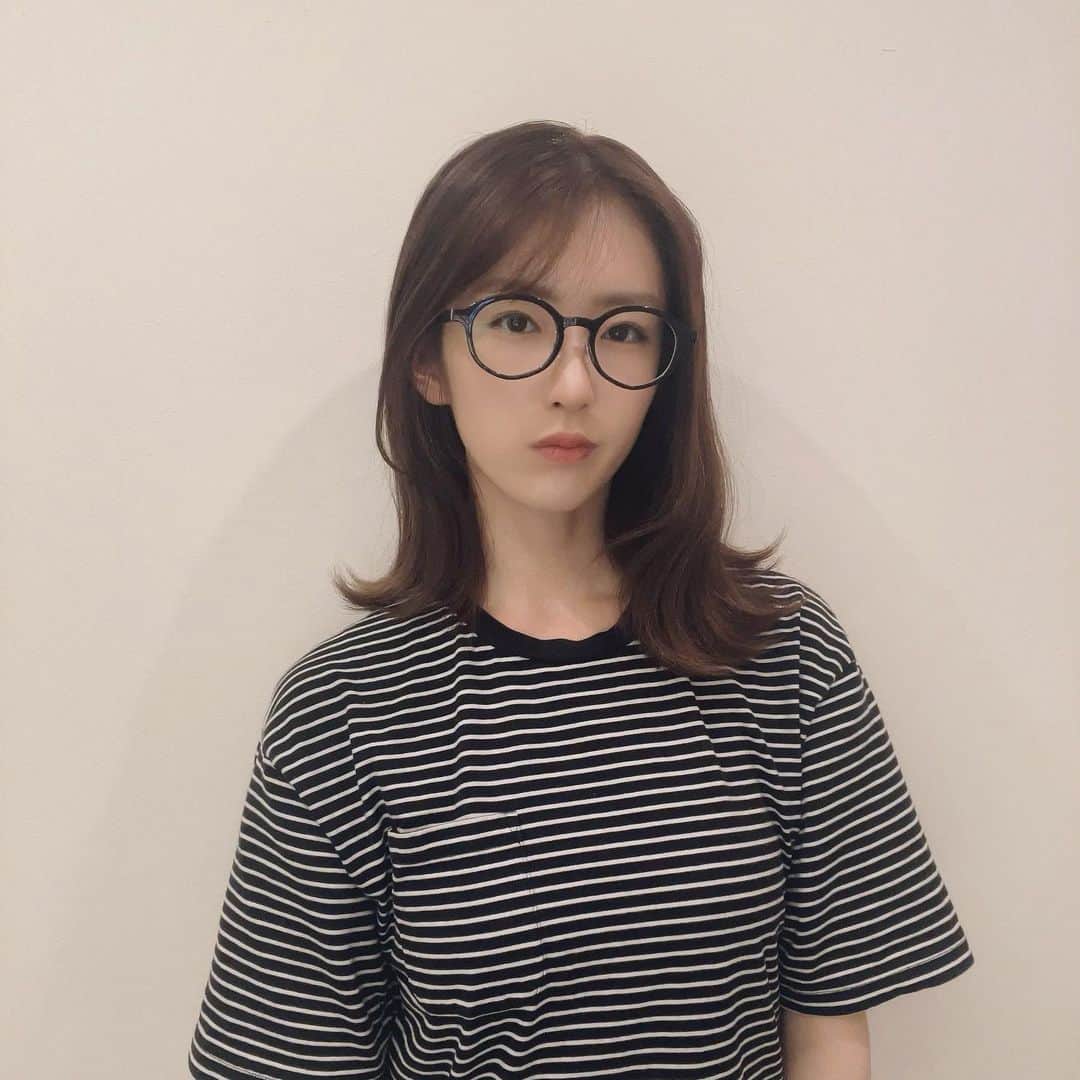 樋口柚子のインスタグラム：「新入り\( ˆoˆ )/ こんな顔してるけど気分はルンルン。 黒縁メガネ難しくて、 ずーっと探してたので、 お気に入りを見つけることができて嬉しい♡」