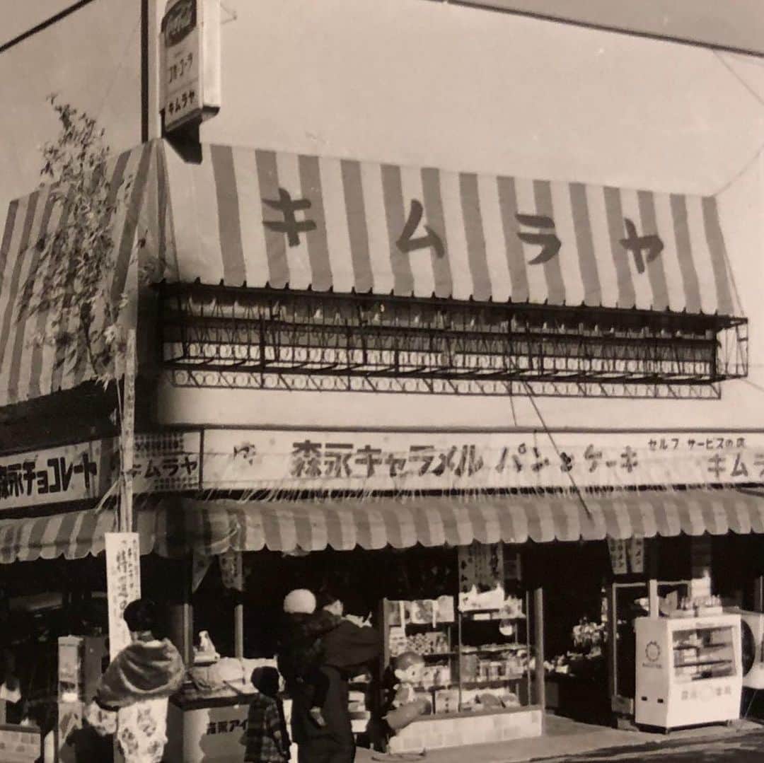 RIKACOさんのインスタグラム写真 - (RIKACOInstagram)「. あたいとねーね😉 あたい達は下町のこんな商店の 看板娘でしたの🤣 #昭和の商店街 #私の実家 #今はもうない #思い出の家 #😅」9月2日 22時00分 - rikaco_official