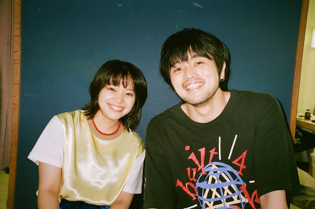 岸井ゆきののインスタグラム：「あしたよる10時からTBS📺 #家族募集します　📺第6話です。 わたしの演じるめいくに恋の予感？だそうです。 どうしてそうおもって、一体どうするのか、ぜひ最後まで観てくださいね。 みんな大切な人が居て、その人たちを守り続けるのか、そんな大切な人たちが増えていくのか、 深い思考の先にこれがしあわせだと思えるこたえがあるならば自分の決めたただしさへ向かってほしい、なー。と台本読みながら思っていました。 心臓ひっぺり剥がれちゃうような恋🫀が、いつか大地にあるといいね〜〜〜！！  自分のカメラ、お気に入りのちょっと高いフィルムを入れたらやっぱり質が変わってよいです。子供たちの写真もこんど載せたい。かわいさがたまってきました👧🏻 自分のカメラで自分は、あんまり撮らないから撮ってもらうとなんかモゾモゾする🧸もぞ顔  最後の写真は今朝撮ってもらった、アンアンとわたし🐼 今月号のananにはドラマのときとはちがった重岡大毅さんが写っていてワクワクしました！」