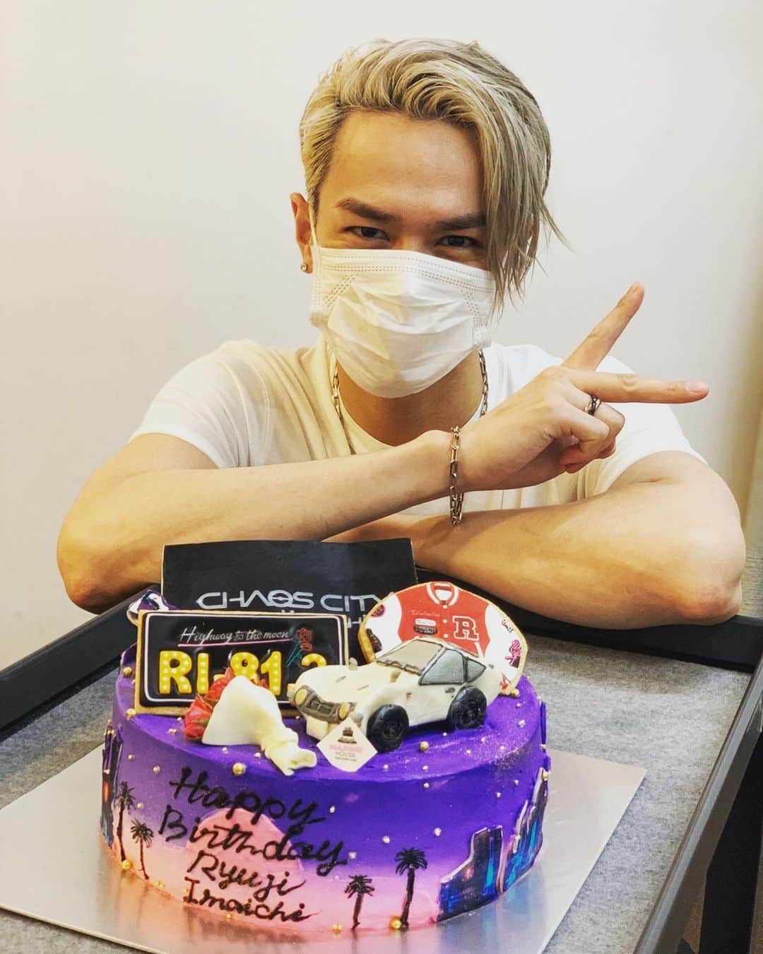 今市隆二のインスタグラム：「35歳になりました✨まだまだ大変な状況ですがこれからも変わらず一生懸命活動していきますので共に乗り越えていきましょう！！引き続き温かい応援どうか宜しくお願いします😎💥✨いつもありがとう✨✨✨✨✨✨✨  #RYUJIIMAICHI #今市隆二 #CHAOSCITY #RILY #JSB3 #THISISJSB #最高で最強のメンバー」