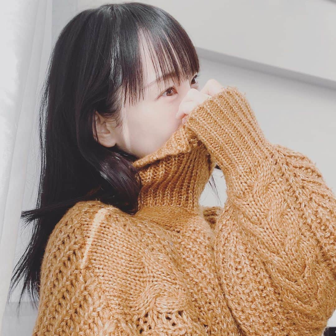 松井玲奈さんのインスタグラム写真 - (松井玲奈Instagram)「髪が長くて前髪が短かった古の写真。 最近めっきり写真を撮らなくなりました。自撮りは皆無ですし、誰かに撮ってもらうこともほぼありません。フォルダの中は猫と食べ物ばかり。 9月になりました。体調はまだ不調はあるけど、だいぶ元通りです。ドラマの撮影も佳境で、そこに舞台のお稽古もあって。頭の中を丁寧に整理しながら、毎日ガクッとくる眠気と、ずっしりとした体の重さとの戦いです。 自分の脚でしっかり立たねば。踏ん張らねば。でなければ何の役にも立てません。誰かの助けになりなくとも、何かの力になりたくとも。 力不足で、言葉足らずで、そんな自分が嫌になるけど、やるしかない。今はそういう時で、乗り越えれた時によかったと笑顔になれたらないいなと考えています。 私は本当にちっぽけで無力。才能がない分、食らいついて、グッと堪えて、全部自分の糧にします。そうやって生きていくのです。これからもずっと。 みんなは肩の力を抜いて、ときにはそれなりで生きてくださいね。」9月2日 22時10分 - renamatui27