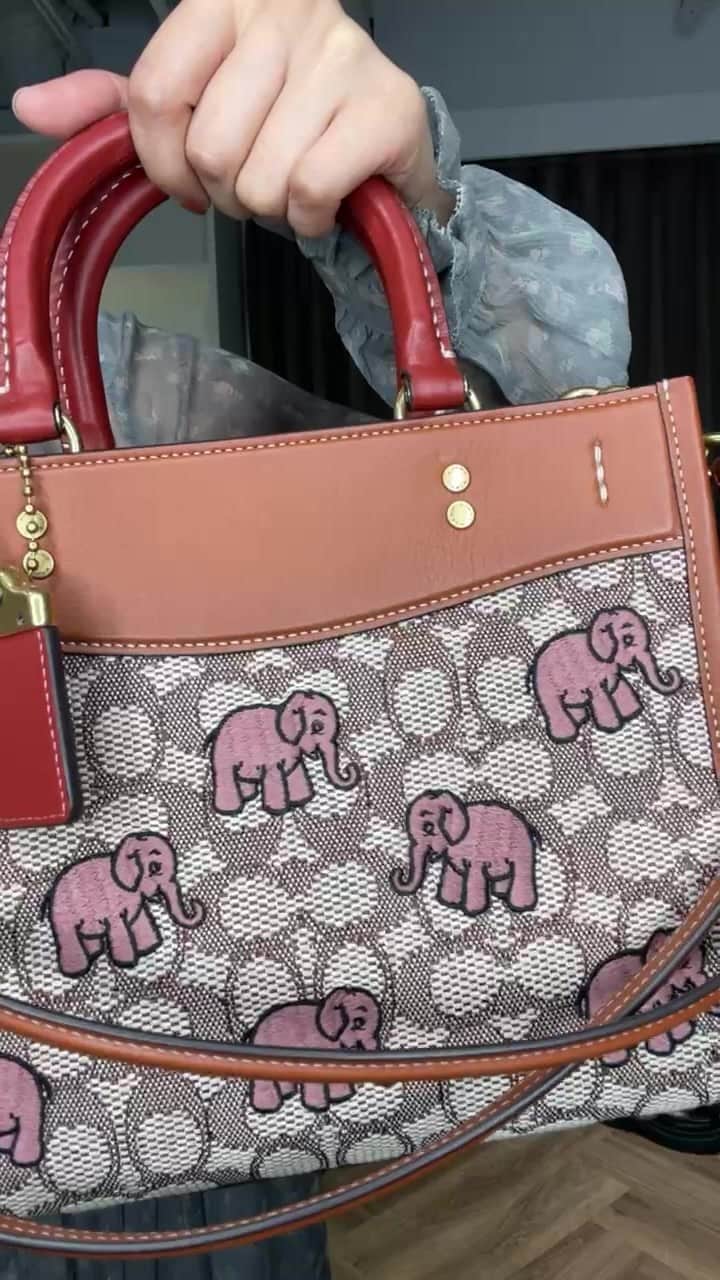 Kerinaのインスタグラム：「• @coach 線上購物官網  https://taiwan.coach.com 結帳輸入薛妞妞專屬優惠碼「CoachECKerina」就可以獲得限量的4.5mL Flora小香水瓶唷💓  直播中超詳細介紹每個包包的細節&不同的背法 大家可以看看我的分享唷😁  9/3～10/28期間 官網下單免運+全館九折 消費滿$15000 送REXY 恐龍皮革吊飾 滿$30000 結帳85折再加REXY 恐龍皮革吊飾」