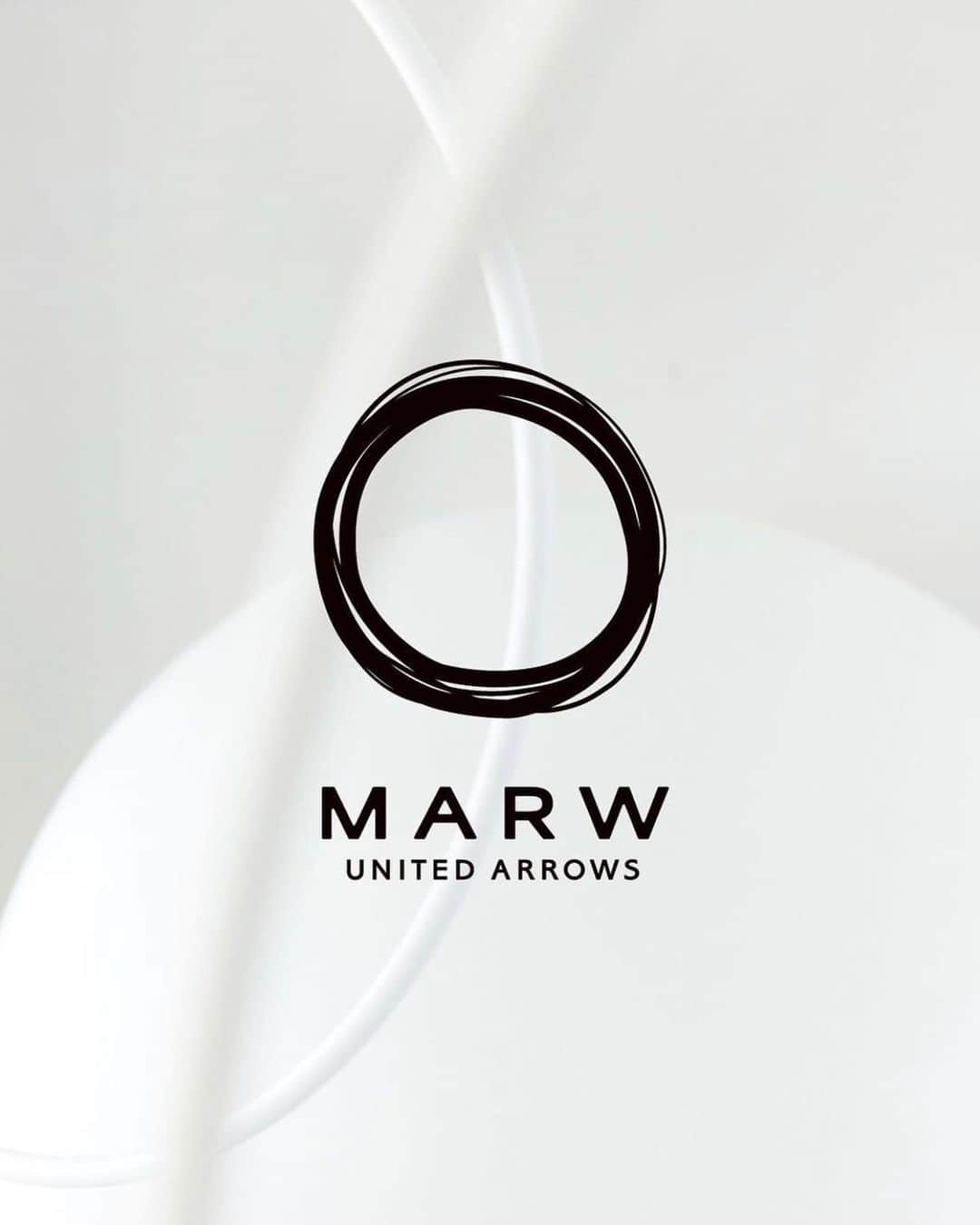 かんだまのインスタグラム：「ご報告✔️  この度ユナイテッドアローズさんより「MARW UNITED ARROWS」 @marw_unitedarrows_official を立ち上げることになりました。読み方は「マルゥ」です◎  既にたくさんのお言葉ありがとうございます🙇‍♂️ 正直発表した今も不安だらけですが、皆様の言葉が励みになってます。本当にありがとうございます😭😭😭  ____________________________  MARW UNITED ARROWS マルゥ ユナイテッドアローズ  M＝〇（マル） A=縁 R＝リング W＝輪・和  等身大でいられる“ちょっとした気づき（工夫）”を大切に。 環（わ）を描くように、大事に着たいモノ、永く循環していくモノを。  仕事に、車や自転車移動に、ちょっとそこまでの買い物に。 そんな日常の中でスイッチが入るような、程よいモード感とミーハーな楽しさを。 ____________________________  以下長くなりますが、少しお話させてください🙏  昨年バロックジャパンリミテッドを退社してから、一つずつ動き始めました。  その一つが、過去に何度か出しているかんだまグッズに名前をつけて「白黒商店」として形にすることでした☺︎何度かYouTubeで話していた「おしゃれなジャージ」も展開しようと準備を始めていました。 このジャージは、東京から大阪へ引っ越して、着たい服と生活との間にギャップを感じ、着る物に困りだしたときに思い付いたものです☺︎  このジャージ作り、ちょっと複雑なデザイン性のあるパターンに落とし込んだ時、私の未熟さもあり、サンプルが思うように全然上がって来なくて、片足突っ込んだだけじゃ中途半端なものしかできないことに気が付きました。  そんな時、前職の社長とお話する機会があり、物作りのことを正直に相談したら「もっと広い視野で考えて動きなさい。かんだまが活躍してくれることがバロックへの最大の恩返しだよ」と言って頂きました。  私が服を好きになったきっかけをくれたのはバロックです。私はみんなが思っている以上にバロックの服が大好きで、一顧客として出てくる新作にワクワクしていたかったから、何より物作りの大変さをみてたから、ずっと消費者でいたいと思っていました。でも、大好きなバロックへの敬意は違う形でも示せるんだと気付かせてもらいました。学んだことを生かして、もっと挑戦して成長していきたいって一つケジメがついた瞬間です。  でも、やっぱ簡単なことじゃないからどうしたら納得するものが作れるんだろ？とか、前職でアパレルの現状や将来をみそえて働いていたからこそ、どうやってやるのが正解なのか悩みまくりました。  でも、とりあえずジャージだけは完成させよう！と思って動いていた際に、ユナイテッドアローズさんがお話する機会を設けてくださり、全力でフォローするので一緒にやり切りませんか？と手を差し伸べてくれました。  それでも最初は悩んですぐに答えは出せなかったけど、人生一度きり、30代最初の挑戦としてやってみよう！と覚悟ができ、今回のブランド立ち上げに至ります。  私が今こうして仕事ができているのは、SNSを始め周りの人があってこそ。それをブランドにぶつけていきたい気持ちを込めて、造語でMARW（マルゥ）にしました☺︎  服に興味のなかった私が、服でワクワクさせてもらってきた経験を活かして、消費者でいたからこその視点を活かして、今度は皆様にそのハッピーを届けられるように、ファッションを通して自分を好きだと思える瞬間をみつけてもらえるように、みんなでそれぞれの好きをシェアしあえるよう努めていきます🔥  また、すでに @marw_unitedarrows_official のインスタで秋冬のLOOKをお披露目し始めてますので、一度ご覧頂けますと幸いです☺︎  長くなりましたが、読んでくれた皆様ありがとうございました🙇‍♂️これから頑張ります！！  人生アドベンチャー！！🔥🔥🔥  #MARW_UA #マルゥ_UA #UnitedArrows #UnitedArrowsWomens #WOMEN」