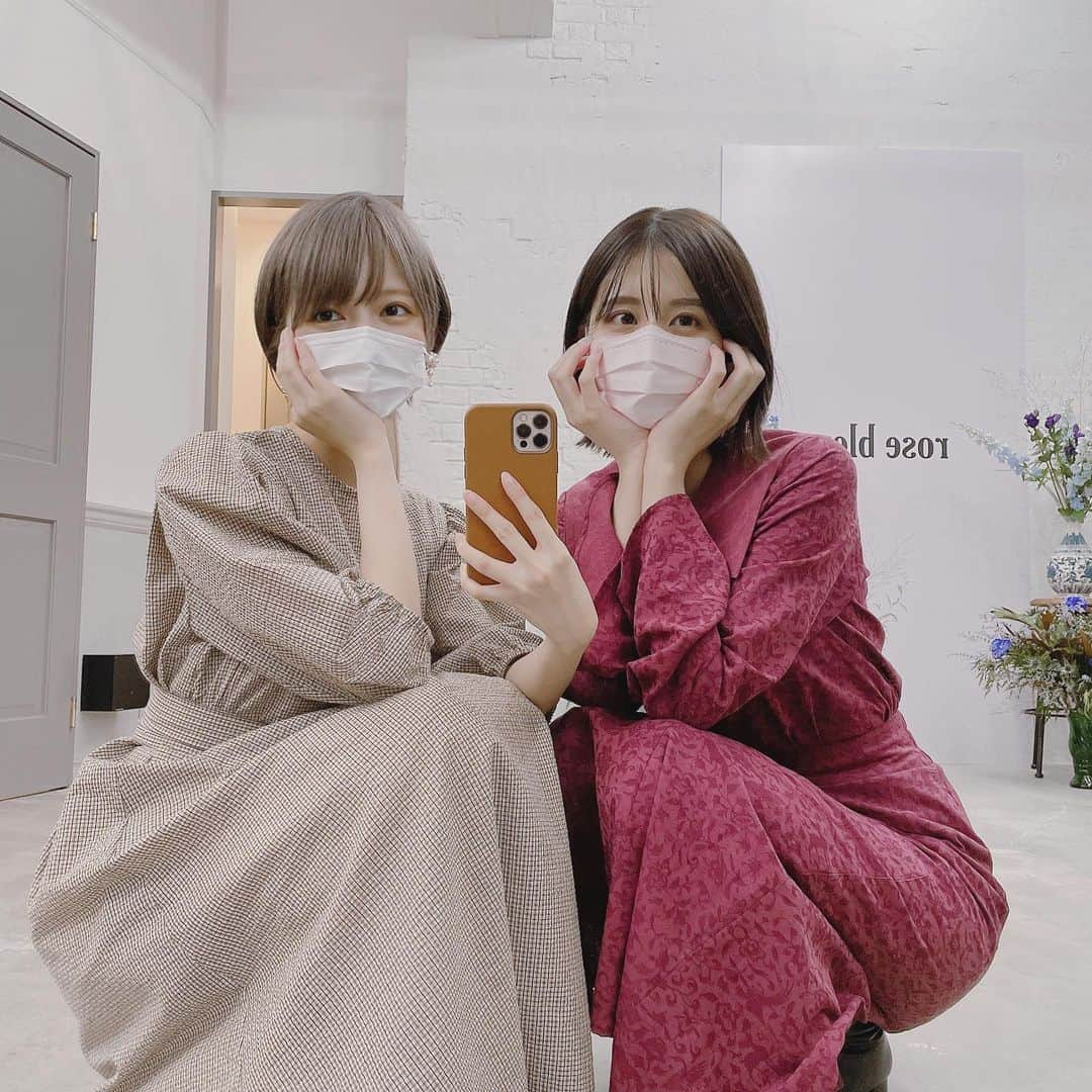 こばしり。さんのインスタグラム写真 - (こばしり。Instagram)「有村藍里さんのプロデュースアパレルブランド @rosebleue_store の展示会に行って来ました！！  お洋服全部可愛かったし藍里さんは今日もとっても可愛かった😌✨  そして本当に偶然、新希咲乃ちゃんにも会えた！！ やっとやっと会えて嬉しかったし美しかった🥲🙏✨ 繭(まゆ)さんもとっても綺麗で幸せ空間だった...🐣☁️(最高に癒し)  藍里さんが着てるセットアップが可愛過ぎたので色違いのパープルと、コートと、ロングスカート注文した！ 秋楽しみ🍁」9月2日 22時24分 - lovetomato_24