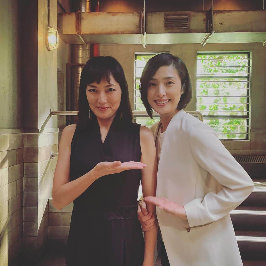 板谷由夏 さんのインスタグラム写真 - (板谷由夏 Instagram)「キントリありがとうございました😊 @exkintori  あたしのこの顔は、天海祐希パイセンに腕を組まれ 緊張してると思われます、、、 ははははは」9月2日 22時39分 - yukaitaya