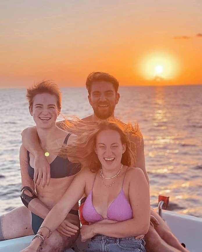 ベアトリーチェ・ヴィオのインスタグラム：「Golden hour 🌅😜⁣ Finalmente in vacanza con i miei fratelli! 🏝🐠🥰」