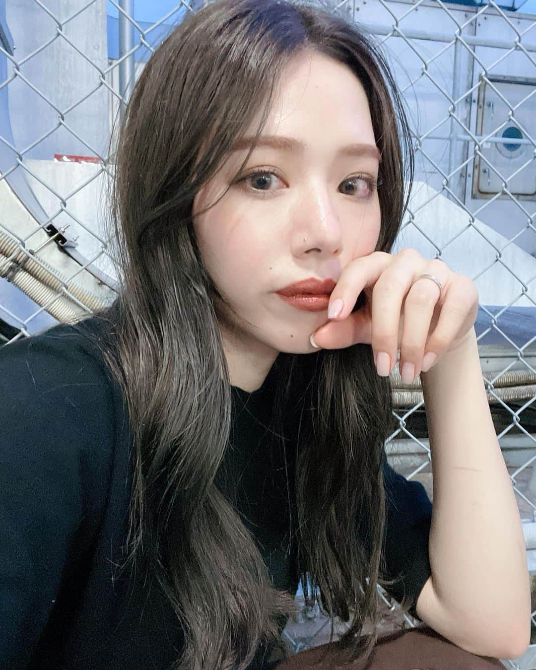 上地雅弥 MURUAのインスタグラム：「髪色が良くて久々に自撮り📸 、、、ぎこちない顔🥸w . . 私事ではごさいますが、皆様にご報告です🐾 . 10月3日を持ちまして MURUAを退職する運びになりました🙇‍♀️ SNS・店頭での接客を通して私と関わってくださり、 本当に本当にありがとうございました😭❤️‍🔥 . こんな時期ではありますが、 ハイライトに10月3日までのシフトを記載しておりますので 天神にお越しの際は良ければお店を覗いてください🥺❤️‍🔥 . 皆様にお会い出来ると とてもとてもとても嬉しいです😭🤍 . 残り1ヶ月になりますが 約8年間の感謝と共に精一杯勤め上げたいと思います💪 . . #色々な想いがありますが #それはまた今度🤫笑 #ご報告 半年ほど前に 辞めんのかいw のくだりにお付き合いいただきましたが #今度は本当　です🤣ww」