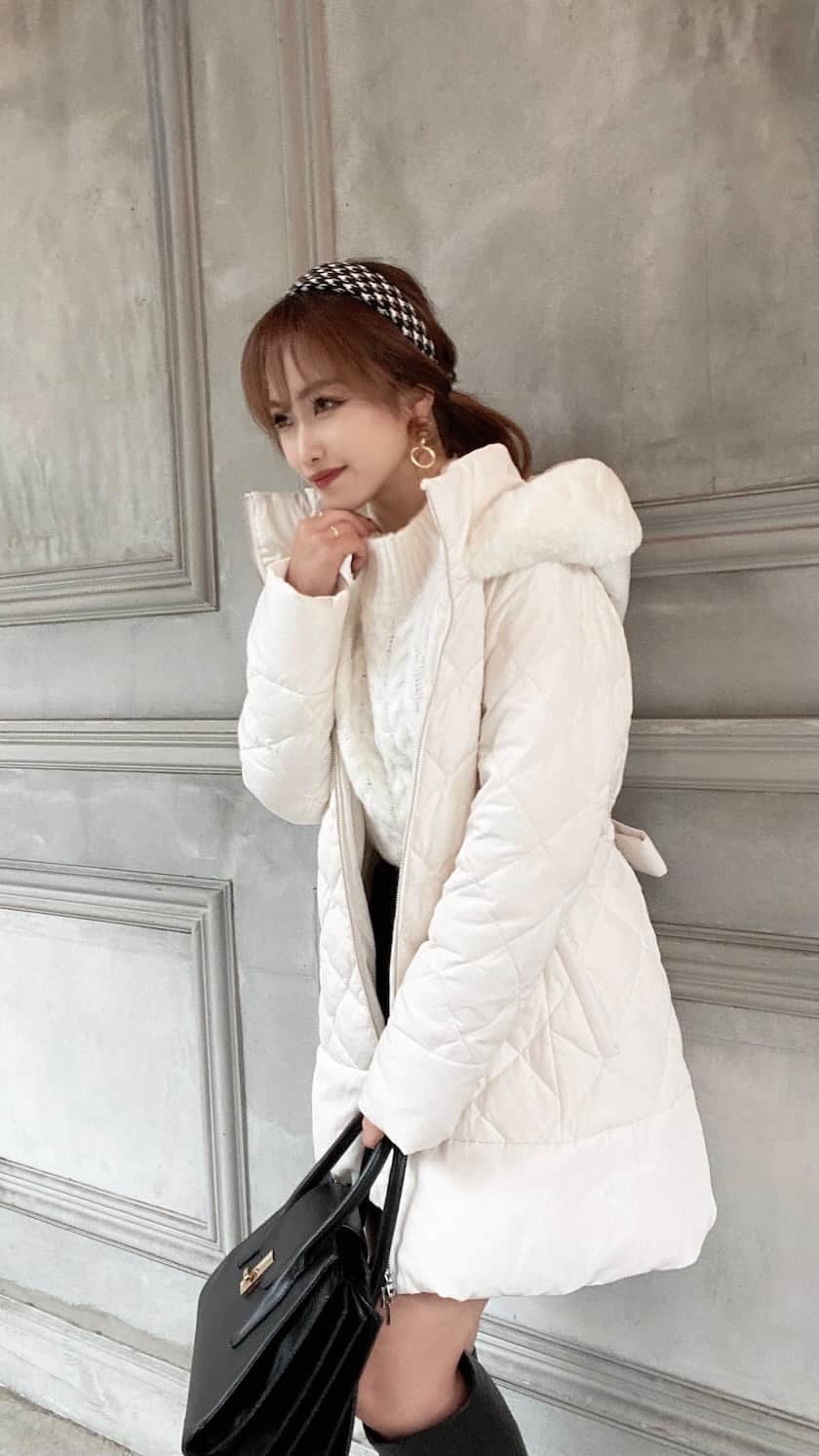 木田絵里香のインスタグラム：「新作アイテム先見せ🧏🏻🤍 . 先行販売中のアウターetc..🙌🏻 @resexxy_official  @erika_resexxy  . クーポンコード【MS_06656】で10%OFFでGET✊🏼🛒 . #outer#coordinate#autumn#fashion#resexxy#アウター#カチューシャ#シュシュ#コーデ#ダウン#秋コーデ#冬コーデ#ブーツ#メイク#ヘアアレンジ#ニット#スカート#きれいめコーデ」
