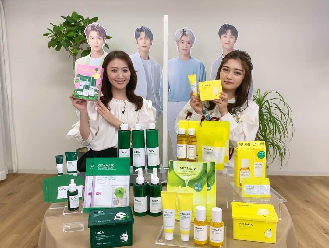 のインスタグラム：「⁡ 今日はQoo10初のライブショッピング 初日の進行を務めさせていただきました！ 同じ事務所の井上咲楽さんと❤️ ⁡ Qoo10は私もコスメを買うのにいつもお世話になっているので、とても嬉しかったです🥺✨ ⁡ 初日の今日は、韓国のブランド　NatureRepublicのスキンケア商品をご紹介させていただきました🌿 私もかなりのシカ信者なので商品の魅力が伝わっているといいなぁ💕 ⁡ あっという間の１時間で、普段ああいったライブ配信をすることがなかなかないので、貴重な経験をさせていただきました🎵  #Qoo10#NatureRepublic#コスメ#スキンケア」