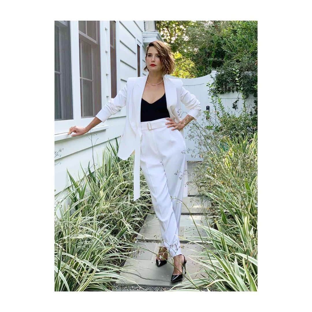 コビー・スマルダーズのインスタグラム：「Dusted myself off and put on some big girl pants to attend the #ACSImpeachment premiere with my handsome partner.  Impeachment: American Crime Story premieres Tuesday 9/7 on FX!  It takes a village…thank you… @jostrettell @robertvetica @erinwalshstyle @anitakojewelry @vrai @maxmara @jimmychoo @joahbrown」