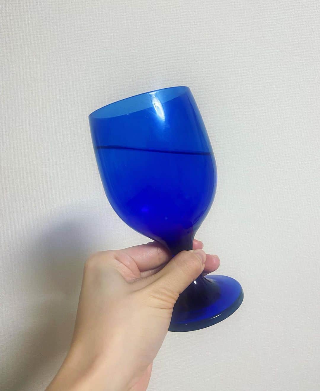 島津咲苗さんのインスタグラム写真 - (島津咲苗Instagram)「憧れていた青のワイングラス。 ずっと探していて、サイズも色もコレだ〜!というものに出逢えました。  お水や炭酸水、アイスティーやカフェオレなどを入れて飲んでいるのですが、なんだかいつもより美味しく感じる😏🍷  かつて想像していた以上に おうち時間の多い日々はまだまだ続きそうですが、小さな工夫や変化でワクワクできる瞬間を増やしていきたいな〜と思う今日この頃です🧚  おやすみなさい★」9月2日 23時54分 - sanae_shimazu