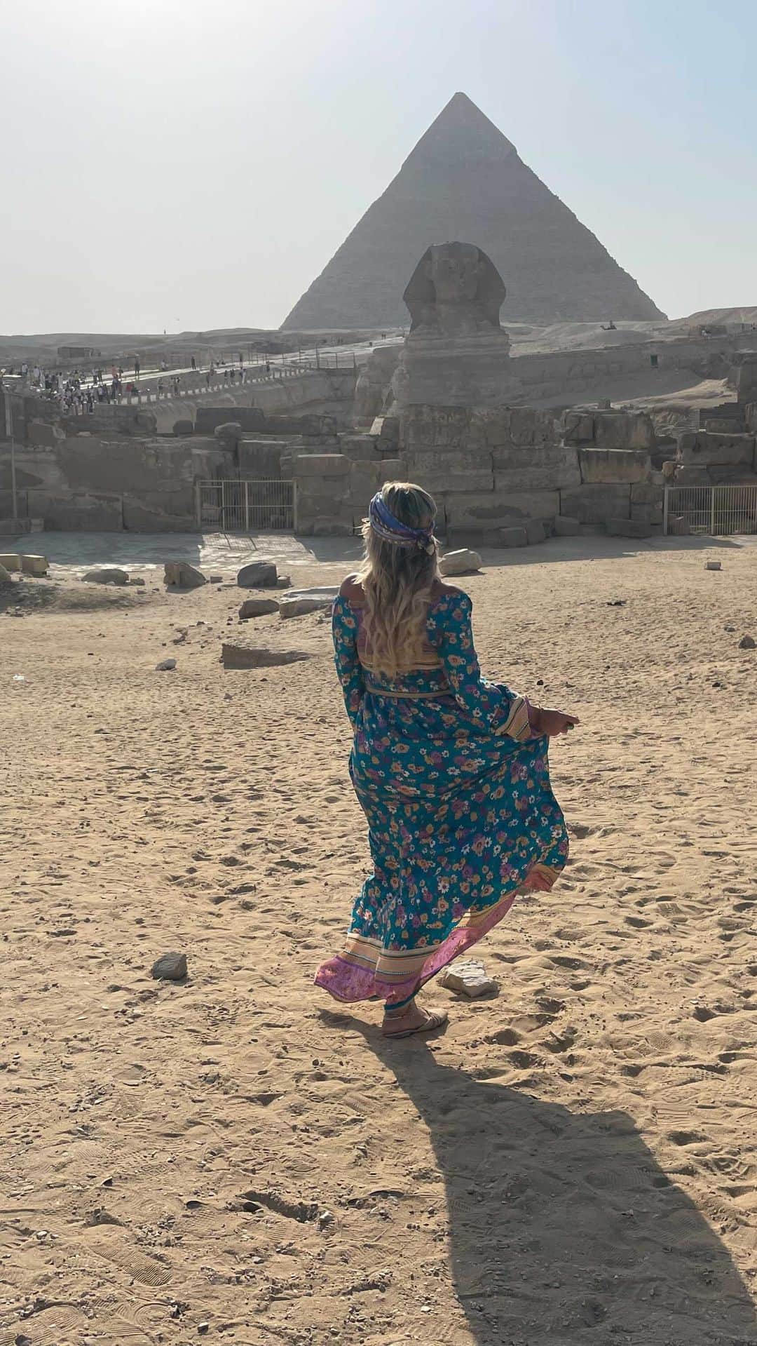 アリサ・ラモスのインスタグラム：「Way more stressful than it needed to be 😂 First someone tried to get us in trouble for “doing a photoshoot” (aka wanted money)  It took so long to get cleared that when I got to the Sphinx it was closing, so this is all I got for now!  That being said: be sure to go way before 4pm, and don’t bring any props or outfit changes 😂😂😂」