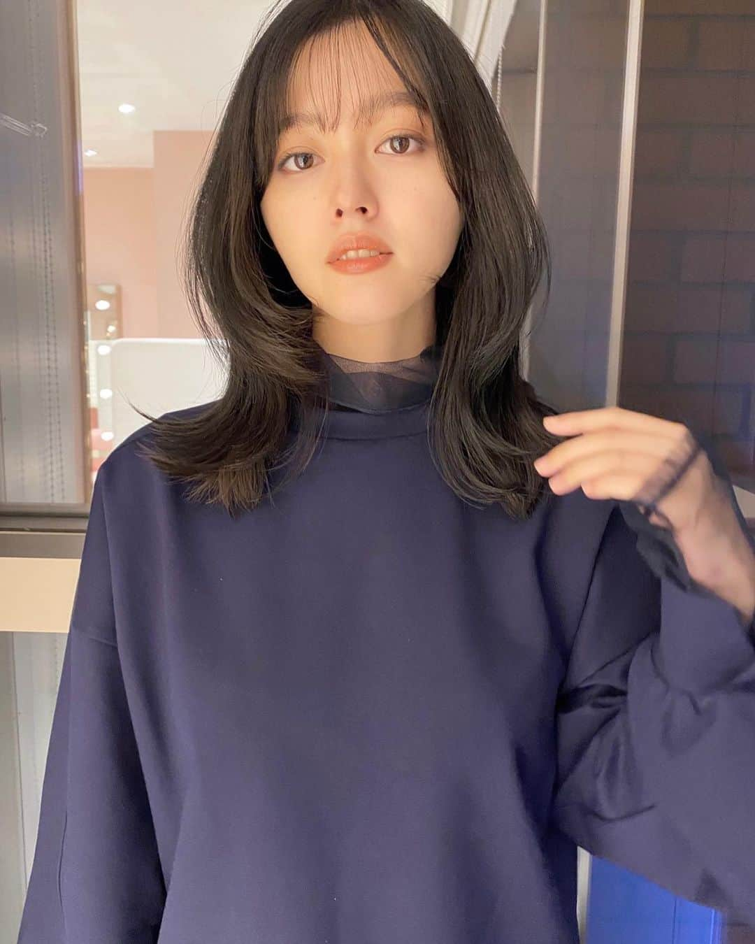 久住小春さんのインスタグラム写真 - (久住小春Instagram)「カラーはオリーブグレーにしました🫒🐨 くびれヘアーにしたくてくびれヘアーにしてもらった♡癖っ毛なので2回目の　#スリークシェイパー ✌︎('ω')✌︎ @miho__motoyama ちゃんありがとぉ☺️褒められヘアー🥳 この日は新しいtops着ました😇@cielair  #cielair」9月3日 0時03分 - koharu_kusumi.official