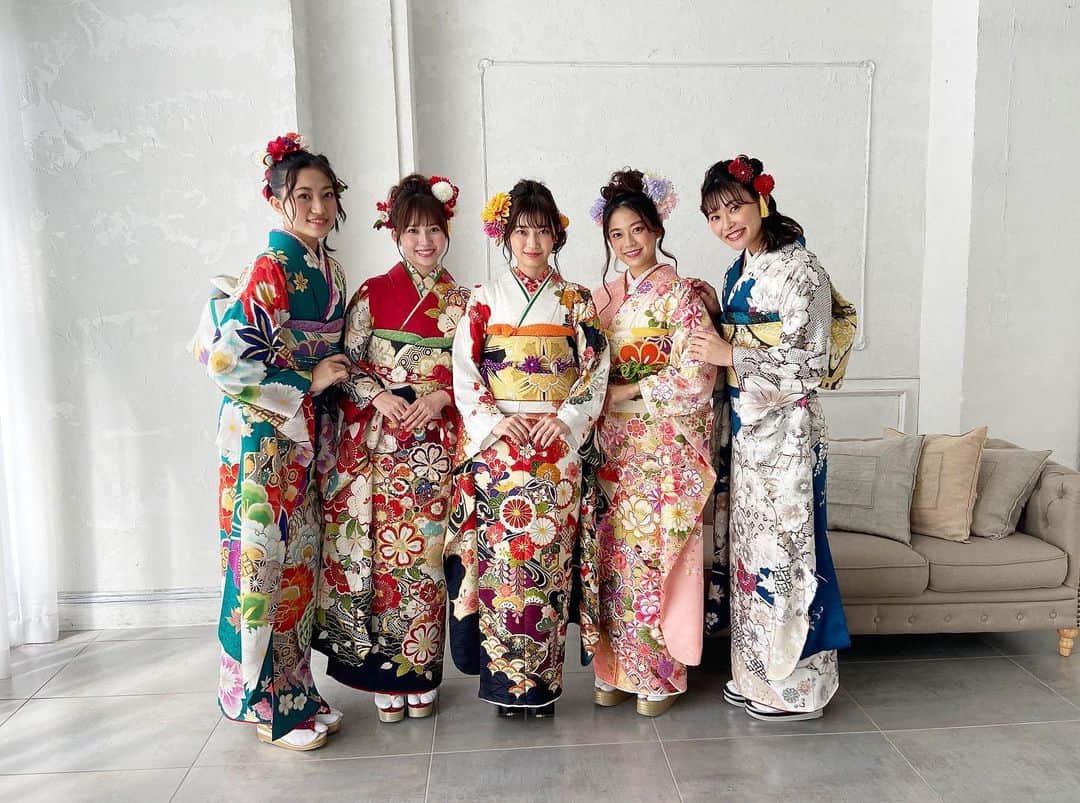 東原優希のインスタグラム：「︎︎︎︎︎☺︎ この前ドリームエンジェルとしての 最後の撮影にいってきました~！！ ⁡ 1年間 "ドリームエンジェル10期生" として、 この5人で活動できて本当に幸せでした！💖 貴重な体験を沢山させていただいて、 大好きなお着物にも囲まれて、本当に楽しかったです🤤 ⁡ ドリームエンジェルはもう卒業しちゃったけど お着物が大好きなことは変わらんけん お着物と縁のあるお仕事とこれからも沢山 関わっていけたらいいな💭 ⁡ コロナが治まったら、5人でご飯いこうねっ！！！ ⁡ 1年間ドリームエンジェルに関わって下さったみなさん ありがとうございました！❤️ ⁡ ⁡ #ドリームエンジェル #ドリームエンジェル10期生 #dreamangel #日本着物システム #jks #振袖 #専属モデル #着物 #東原優希」