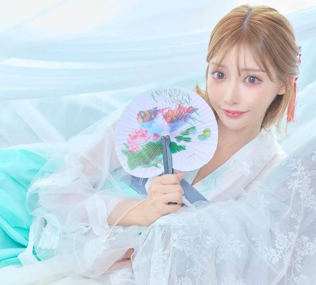 明日花キララのインスタグラム：「いよいよ！ 日曜日は関西コレクションですね👰🏼‍♀️❤︎ ですがその前日も..実は、、🤫㊙︎ こちらは無観客なのでおうちでこっそり応援していてください🤭🤭 2日連続ランウェイでリハがしっかり出来なかったり不安がたくさんありますが、久しぶりに皆様のお顔が見れる機会なので一生懸命綺麗に歩いて素敵な景色観てきちゃう！！🥺💎 来れる方もおうちから応援してくれる方も、一緒に楽しみましょうね❤︎」