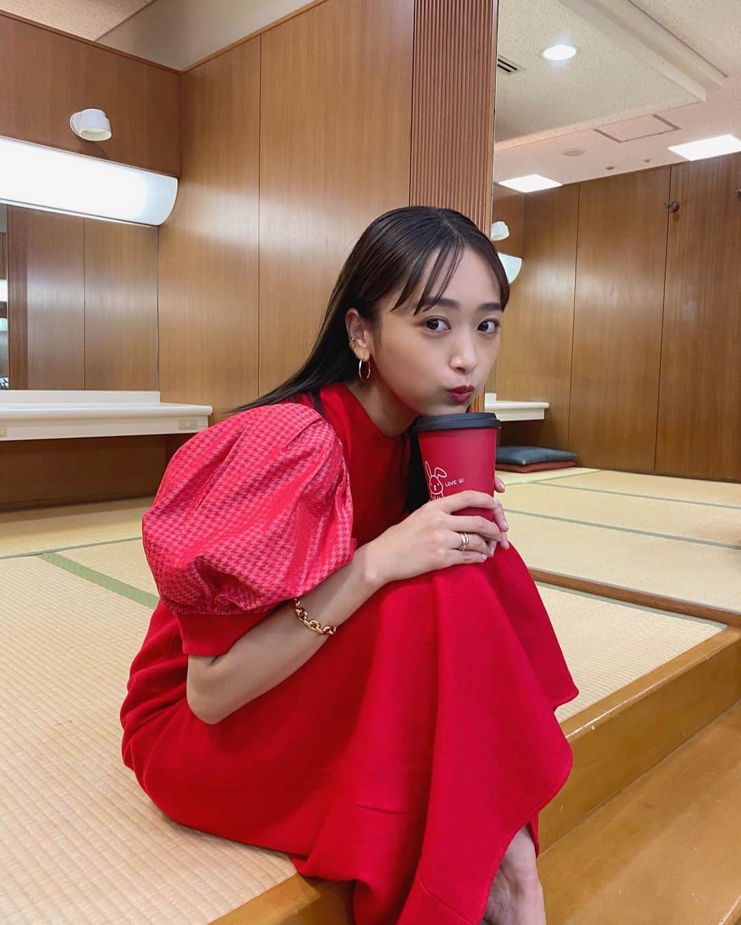 近藤千尋のインスタグラム：「可愛いタンブラーに カフェラテいれて☕️💞 現場に行く季節になりました✨ @tbs_loveit  今日もありがとうございました🌏 大戸屋美味しすぎたなぁ。幸  急に寒くなったから☔️ 体調管理もしっかり気を付けましょう🥺  ウェア @leurlogetteofficial  アクセサリー @joueteofficial  シューズ @dianashoespress」