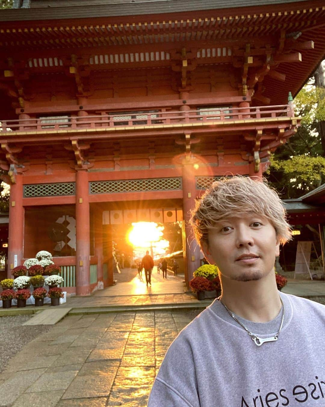 SHOCK EYEさんのインスタグラム写真 - (SHOCK EYEInstagram)「武神、勝運の神様が祀られる鹿島神宮の夕陽。  運が良ければ、参道に真っ直ぐ、鳥居と楼門の間を抜けるように夕陽が差し込む。  おー！ 凄すぎる🙏✨  タイミングよく出会えたオレンジ色の夕陽に手を合わせ、感謝。  この時、 凄い綺麗な神秘的な写真が撮れたからシェアするね。  #鹿島神宮 #神社 #kashimashrine #shrine」9月3日 11時33分 - shockeye_official