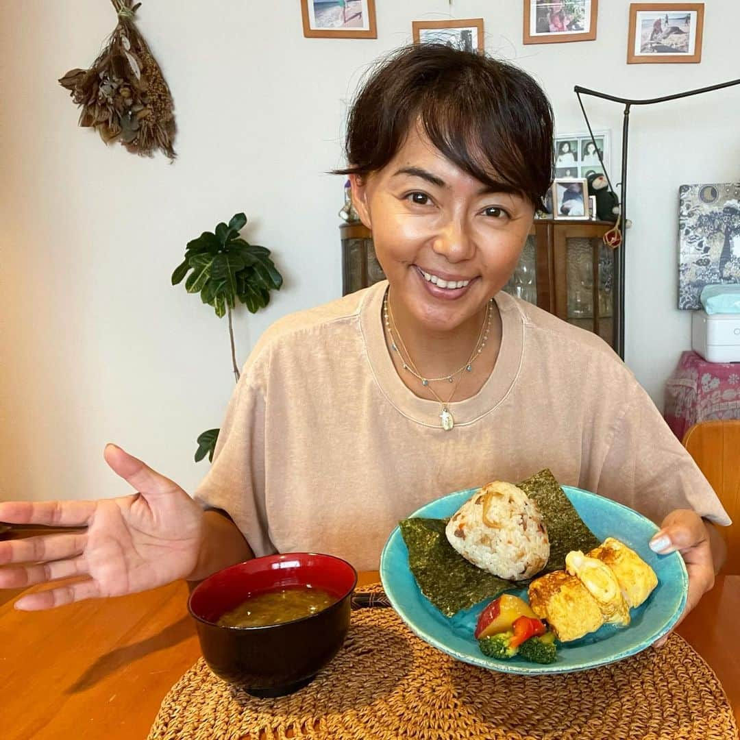 田中律子さんのインスタグラム写真 - (田中律子Instagram)「なんかご飯作るの面倒なときにめっちゃいいお取り寄せしちゃった🤩  魚耕　@uoko_ec から見つけたお取り寄せは、混ぜご飯の素❗️ しかも、ふつうにご飯2合炊いて炊きたてのご飯に混ぜるだけ😆  ご飯を作る時間ないときとか、お買い物行けない時、これあるとホント便利ーー🙌この日の早めのランチは、あなごめし混ぜご飯の素のおにぎり🍙玉子焼き、ふかし芋、ブロッコリー、アーサーの味噌汁💛  ワンプレートでサクッとお昼ご飯🍚しかも混ぜるだけ😂 あり物ですませても、栄養もたっぷり🤩毎日炊き込みご飯の素でも1週間いけるわ🤣ご飯がすすみすぎてあかんやつーーー😭  #okinawa  #okinawalife  #おうち時間  #家ご飯  #お取り寄せ  #炊き込みご飯の素  #これマジ便利  #簡単ご飯 #時短レシピ  #魚耕 #助かってます  #顔が寝ぼけてる」9月3日 11時33分 - ri2kotanaka