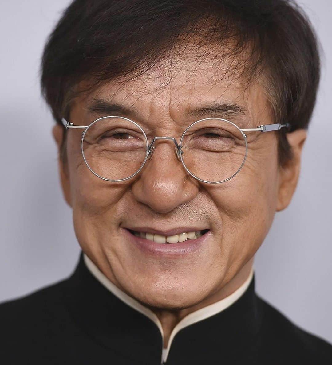 ジャッキー・チェンのインスタグラム：「Smile more. Smiling can make you and others happy.」