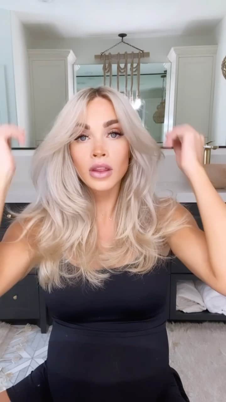 Cara Van Brocklinのインスタグラム：「Here is a little tutorial showing how I achieve this blowout look. It takes me about 30 minutes from start to finish, which is longer than I usually take on my hair, but after it’s done I barely have to touch my hair for an entire week🙌🏻 (sometimes even more, don’t judge haha). It keeps my hair looking and feeling fresh which I love! I tried to add any details I thought were needed in the video, but let me know if you have anymore questions!」
