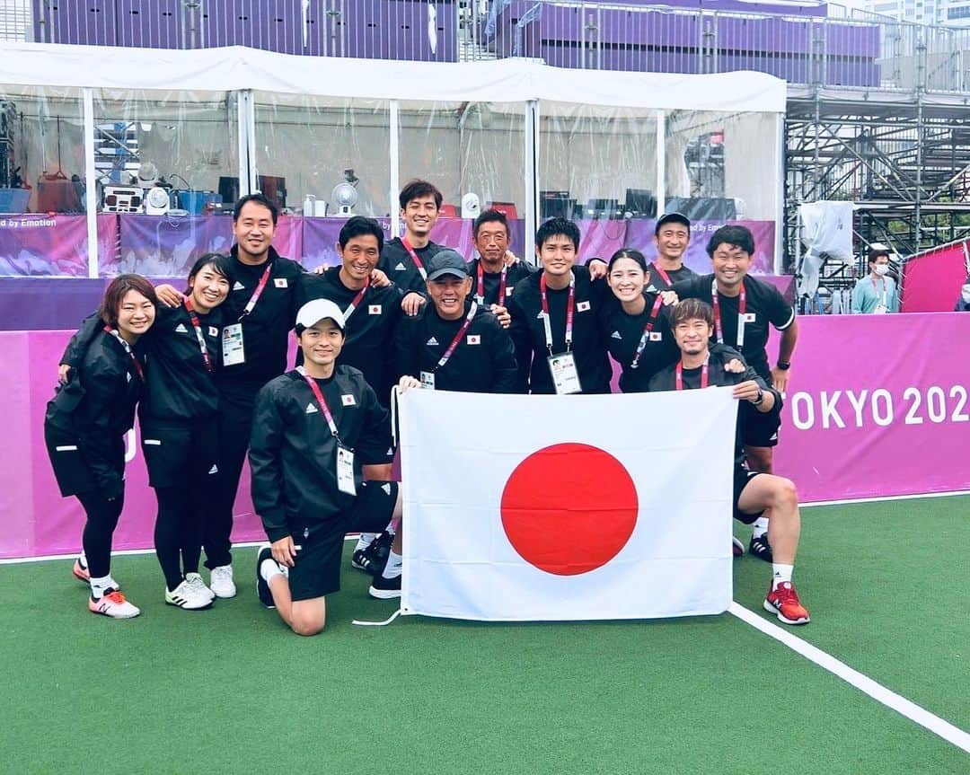 中野崇さんのインスタグラム写真 - (中野崇Instagram)「スペインとの順位決定戦に勝利することができ、日本代表として初めてのパラリンピックは5位で終えました。 応援して下さった皆さん本当にありがとうございました。 これにて約5年にわたるブラインドサッカー日本代表との冒険は一旦終わりです。 フィジカルコーチとして、いや人として本当に多くを学ばせてくれた選手たち。そしてスタッフのみんな。何より僕を必要としてくれた高田監督。 彼らと一緒に“見た”景色は一生忘れません。 なかなか会えなくなるのは寂しいけれど、高みを目指していればいつかまた必ず。 最後になりましたが、競技に集中できるよう様々な環境の整備に尽力下さった多くの方々、これまで本当にありがとうございました。  #ブラインドサッカー #日本代表  #TeamJAPAN #超えろみんなで #Tokyo2020 #パラリンピック  #JARTA #身体操作 #中野崇 #JARTAトレーニング #スポーツトレーナー #トレーニング #パフォーマンスアップ」9月3日 6時09分 - tak.nakano