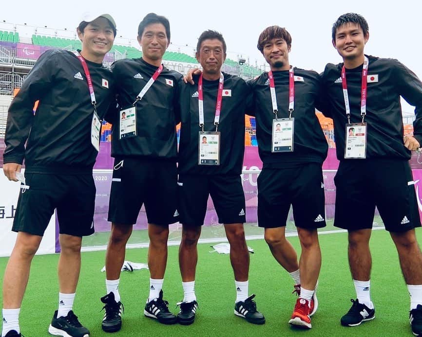 中野崇さんのインスタグラム写真 - (中野崇Instagram)「スペインとの順位決定戦に勝利することができ、日本代表として初めてのパラリンピックは5位で終えました。 応援して下さった皆さん本当にありがとうございました。 これにて約5年にわたるブラインドサッカー日本代表との冒険は一旦終わりです。 フィジカルコーチとして、いや人として本当に多くを学ばせてくれた選手たち。そしてスタッフのみんな。何より僕を必要としてくれた高田監督。 彼らと一緒に“見た”景色は一生忘れません。 なかなか会えなくなるのは寂しいけれど、高みを目指していればいつかまた必ず。 最後になりましたが、競技に集中できるよう様々な環境の整備に尽力下さった多くの方々、これまで本当にありがとうございました。  #ブラインドサッカー #日本代表  #TeamJAPAN #超えろみんなで #Tokyo2020 #パラリンピック  #JARTA #身体操作 #中野崇 #JARTAトレーニング #スポーツトレーナー #トレーニング #パフォーマンスアップ」9月3日 6時09分 - tak.nakano