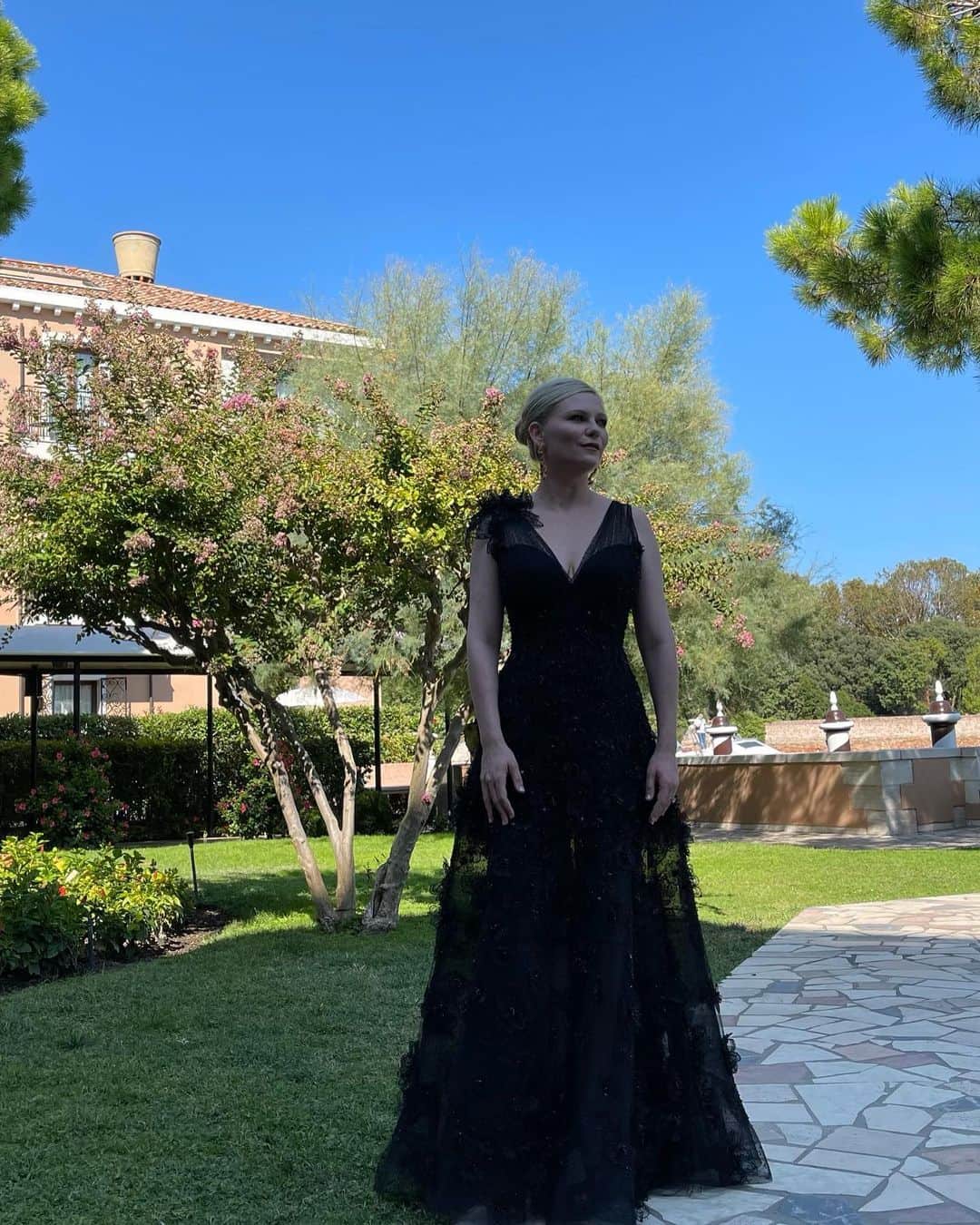 キルスティン・ダンストのインスタグラム：「Grazie @giorgioarmani ♥️🍤」