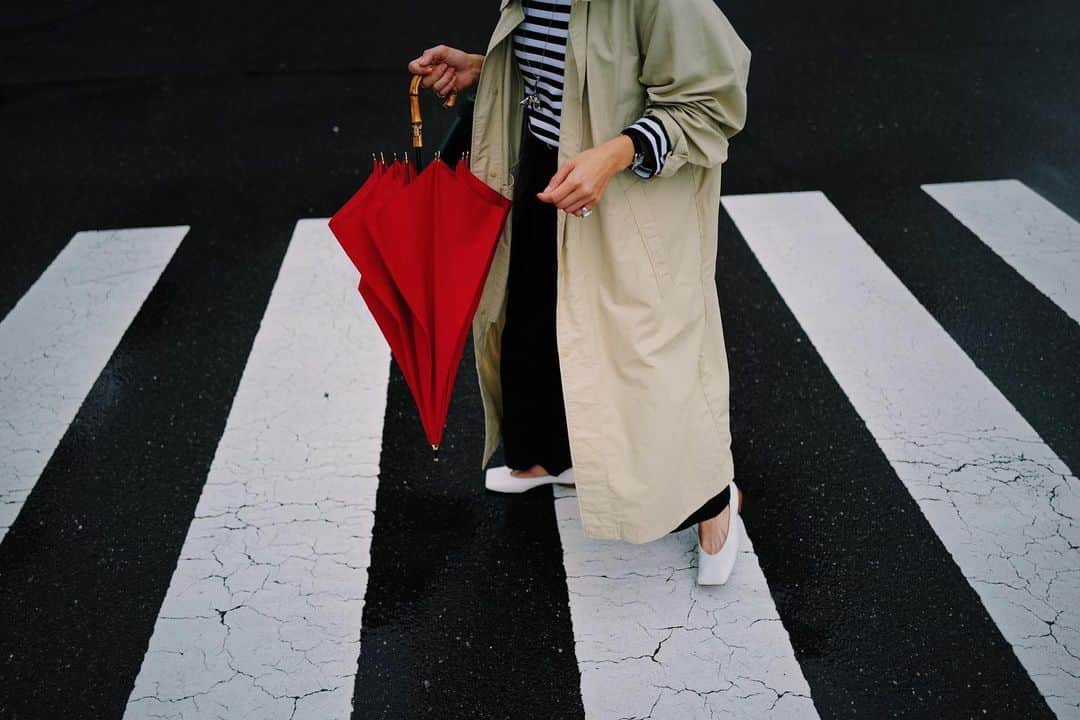 高山都さんのインスタグラム写真 - (高山都Instagram)「しましまと赤い傘。 フレンチな雨の日でした。」9月3日 8時21分 - miyare38