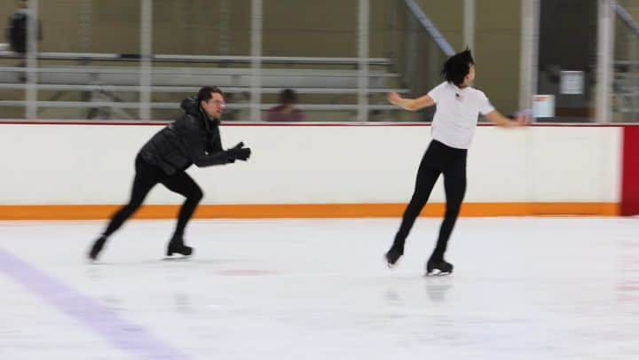 ヴィンセント・ゾウのインスタグラム：「@drew_meekins and I working together to polish those small details ✨  Do you think my footwork fits the ice dance waltz music in the background?  🎥: @pandask8ing  #figureskating #footwork #programs #workinghard #teamusa #iceskater #coloradosprings #worldarena」