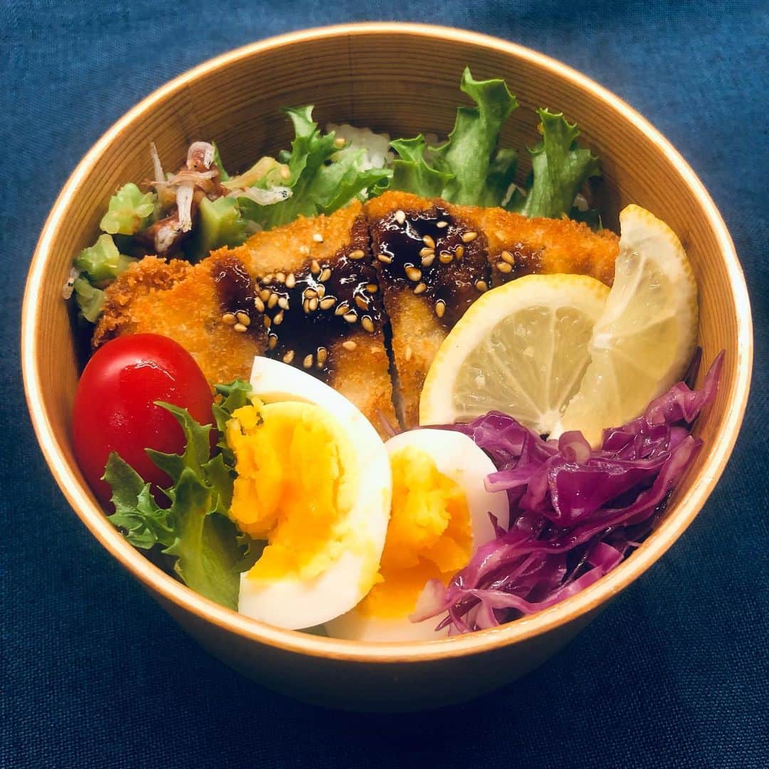 外村久美子さんのインスタグラム写真 - (外村久美子Instagram)「・ おはようございます！ 今日はとんかつ弁当🐖 揚げたては最高。朝からつまみ食いで忙しいよ 今日も元気にいってらっしゃい！」9月3日 8時29分 - kummy153