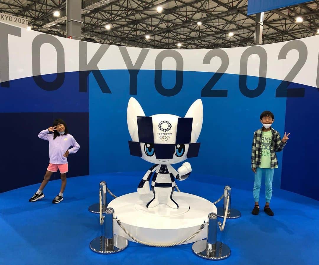 のインスタグラム：「昨日はお友達に教えてもらって、急遽お台場のファンアリーナへ！！  オリンピックや、パラリンピックの競技を体験できる施設です。  事前エントリーになっていて、東京都民の人しか入れないようで、入り口で住所の確認できるものを提示しました。  車椅子テニスが人気で並ぶ時間が結構かかると聞いていたので、お隣の競技用と一般の車椅子を乗り比べる体験スペースへ(o^^o)  係の方が息子殿が真っ黒なので、  何かスポーツやってるの？  と聞いていて、テニスです。と答えたら、  じゃあっちのテニスはやらないの？あでも混んでるもんね、  と、テニスラケットを持ってきてくださいました！  息子殿はラケットを持ちながら車椅子を動かすということに苦戦( ^ω^ ) ラケットの持ち方とか、車輪の回し方とか、とても難しそうでした。  係の方の好意でいい経験になったと思います\(//∇//)\  あとは、ゴールボールという視覚障害者の方のスポーツで、差が出ないように完全に見えなくなるように目隠しをして行います。  子供達も音を頼りにシュート！  最後に陸上のスタート体験も！(≧∀≦)  ちゃんとタイムも出て、名前を入れて写真を撮らせてもらえました╰(*´︶`*)╯♡  本当はもっとラグビーとかトランポリンとか、フェンシングもやりたかったし、ファンパークの方へ行って車椅子バスケとかもやってみたかったけど、  なにせ急遽行ったので2時間くらいしかなくて、、、。  でもせっかくの東京オリンピックですから、子供達に少しでも身近に感じて貰えてればいいかな〜？と思ってます！！  #東京オリンピック#ファンアリーナ#ファンパーク#体験イベント#車椅子体験#ゴールボール#息子殿姫#息子殿#姫」