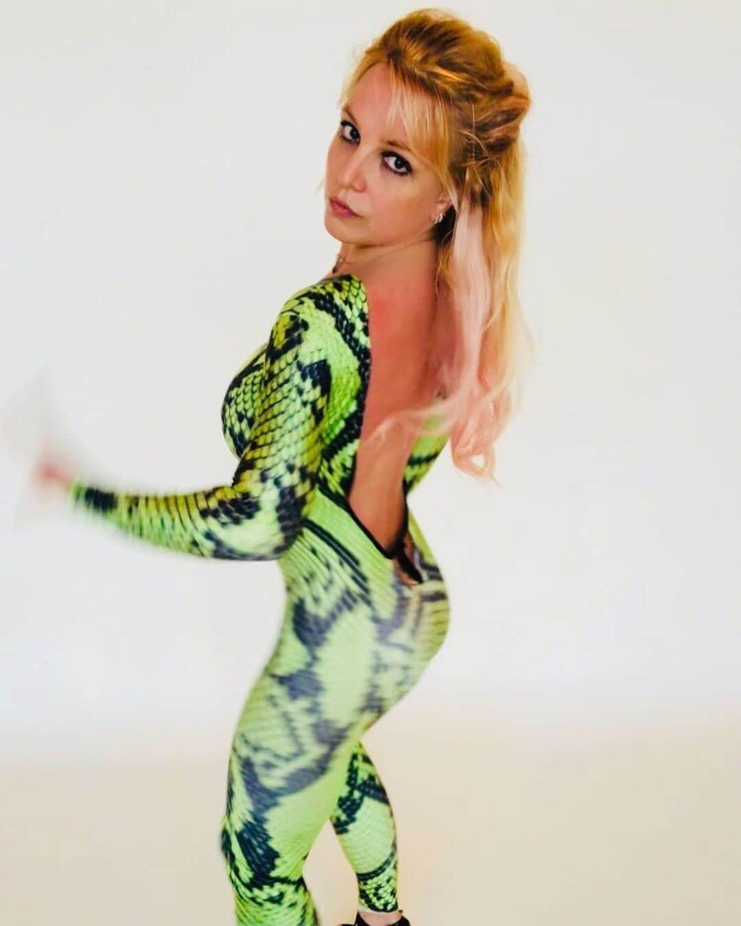 ブリトニー・スピアーズさんのインスタグラム写真 - (ブリトニー・スピアーズInstagram)「Remember that time when I thought I looked like Bella Thorne and then the the time when when I was a green snake 🐍 ??? Well … here’s a photo dump from then !!!!」9月3日 9時16分 - britneyspears