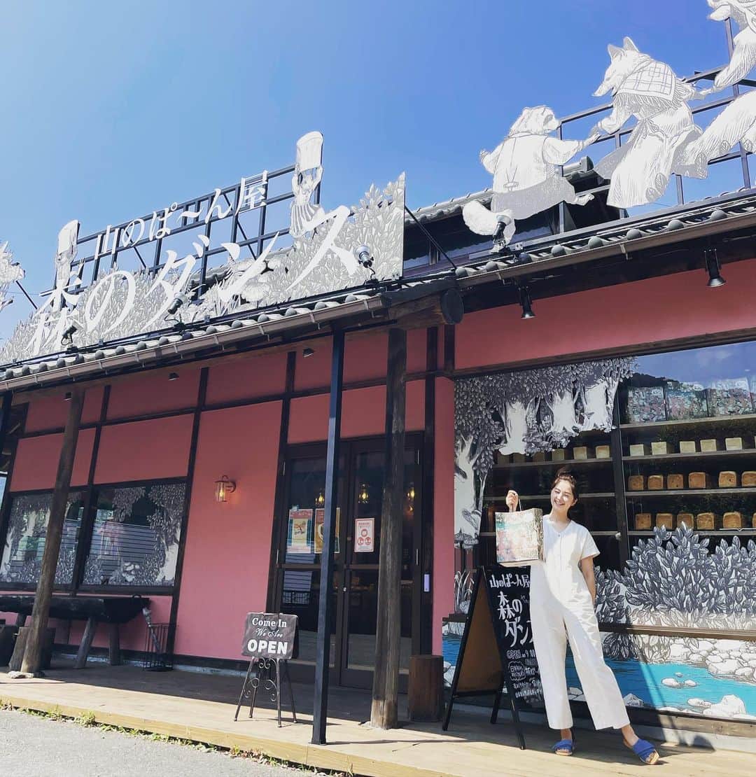 笛木優子のインスタグラム：「雨が続いてますね☔️。  先日奥多摩でかわいいパン屋さんを発見。 撮影の移動の合間に寄ってみました。  食パン🍞も他のパンもおいしかったです🥖  昔パン屋でバイトしてたことがあります。お店が終わったら売れ残ったパンを2、3個おばさんがくれました。家に帰るまでに自転車漕ぎながらそのパンを食べて帰りました。そして家で夜ご飯も食べましたとさ。あ、この話前もしたかもしれません。すみません😂」