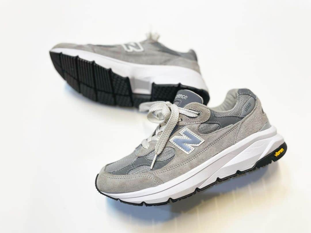 Sneaker At Randomのインスタグラム：「本八幡店の新保です。  NEW BALANCE 992 、993  ビブラムソールでオールソール交換しました。  nb992や993は ビブラムソールがいい感じにマッチしますね。  ご依頼ありがとうございます。  #newbalance #nb992 #nb993  #アンジェラスペイント#AngelusPaint#スニーカー好き#スニーカーアトランダム #スニーカー #スニーカー修理 #修理職人 #市川 #本八幡 #大阪 #心斎橋 #sneakeratrandom #sneaker #shoestagram #repair」