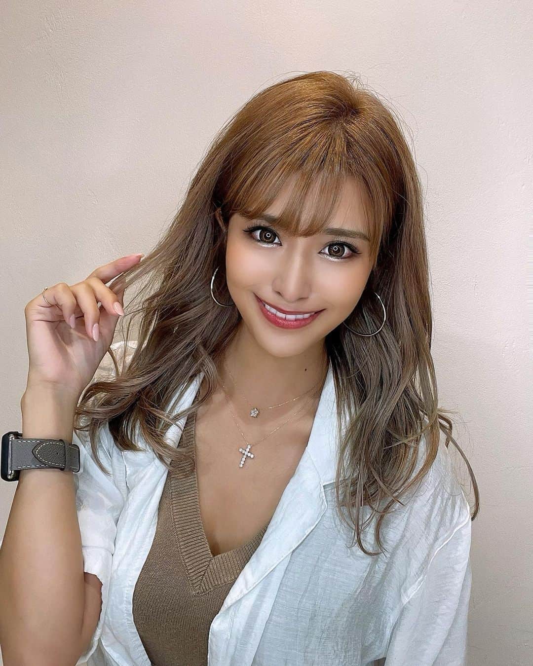 鈴木まりなのインスタグラム：「New Color🤍  今日のメニューはカットカラー  トリートメントエクステでした🌹 エクは顔周り20本だけ✨   いつも完璧な仕上がりに してもらえるから大満足🥳💓💓   salon @rollen_official  PIC  @rollen_katagiri さん asst.  @rollen_yugoh くん    ありがとうございました😇」
