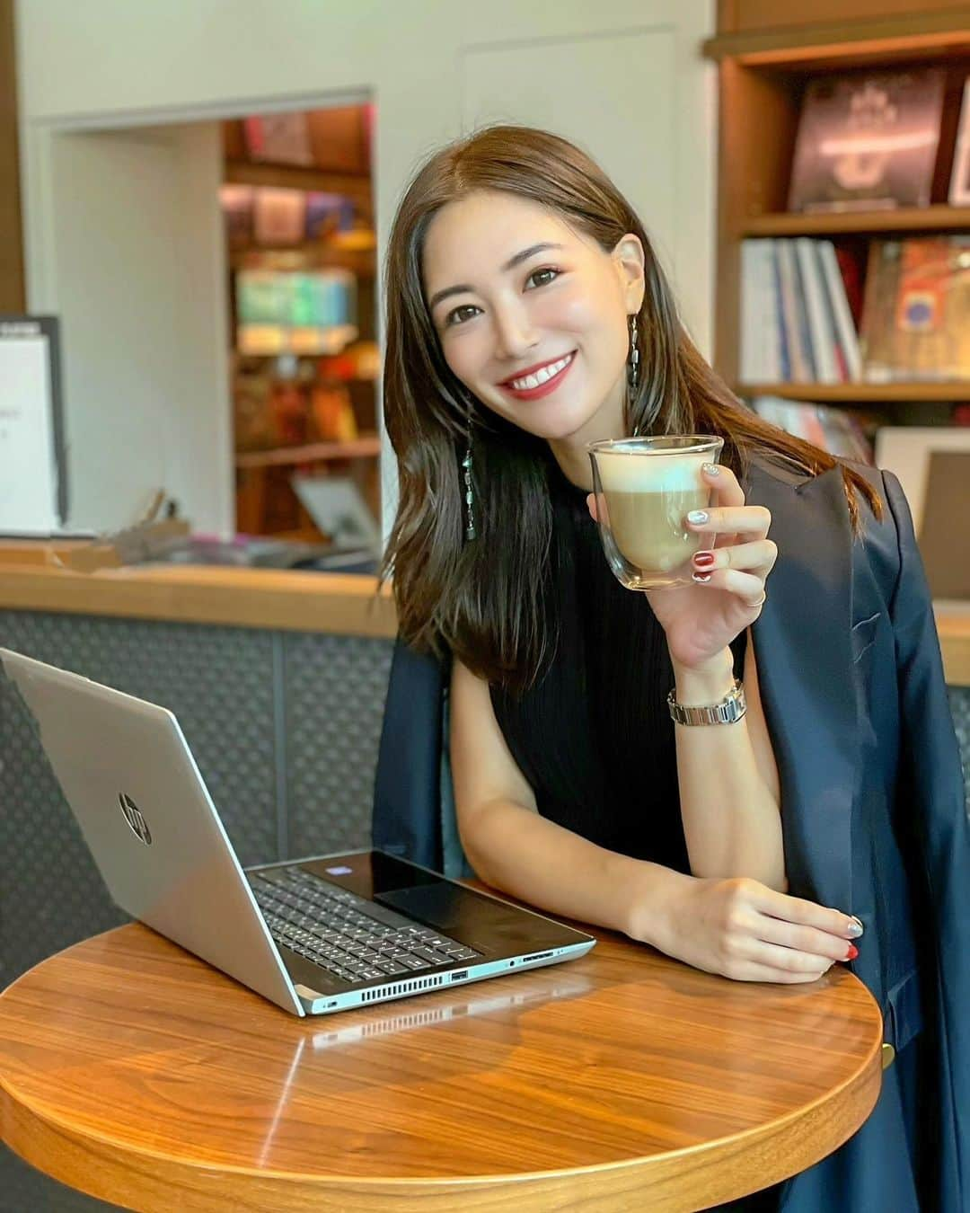 石井里奈さんのインスタグラム写真 - (石井里奈Instagram)「こんばんは🧡 . 毎日飲んでいる大好きなコーヒー☕️😘 . 明日、9/4-5の2日間、DAIKANYAMA T-SITE内の「Anjin」でデロンギ @delonghi_japan の期間限定POP UP イベントが開催されるということで、一足先に行ってきました❣️✨ . イベントではデロンギの全自動コーヒーマシンを使って、ボタン一つで”豆”から挽いてコーヒーメニューが淹れられる「from bean to cup」、本格ミルクメニューを実現するデロンギ独自の「ラテクレマシステム」を体験できちゃうの🧡❣️ . バリスタからおうちでの愉しみ方も教えてもらえて楽しい会場❤️ こんなに美味しいコーヒーがお家でも飲めるなら幸せ！デロンギの全世界の売上の半分がコーヒーマシンなのも納得！ 本当にこのコーヒーマシンが欲しくてたまらなくなりました🥺☕️ . 新たに就任したグローバル新アンバサダーブラッドピットのプレミアムな世界感で装飾がまたおしゃれ❣️ ララランドの制作チームが手がけた新CMもかっこよかったよ🥰❤️ ブラピ好きの人も必見です🥺❤️ . お仕事中のperfettoなコーヒーでperfettoな時間を✨perfettoはイタリアで完璧とか素敵なって意味なんだって💕 このグローバルキャンペーンの軸も素敵でこれからより世界中の人にこの良さが伝わったら嬉しいなと思いました♡ . 明日明後日時間ある方はぜひいってみてね！ 今日もお疲れ様でした❣️ . #デロンギ #全自動コーヒーマシン #ブラッドピット #ペルフェット #FromBeanToCup #おうち時間 #コーヒー #モーニングコーヒー #コーヒー好き #コーヒー好きな人と繋がりたい #coffee #morningcoffee #代官山 #daikanyama #delonghi #家電 #調理家電 #kitchendesign #kitchen #キッチン #キッチンインテリア #キッチングラム #カフェラテ #コーヒー豆 #コーヒーのある暮らし #コーヒータイム #テレワーク #在宅勤務 #おうち時間の過ごし方 #promotion」9月3日 19時45分 - ri7tin1025