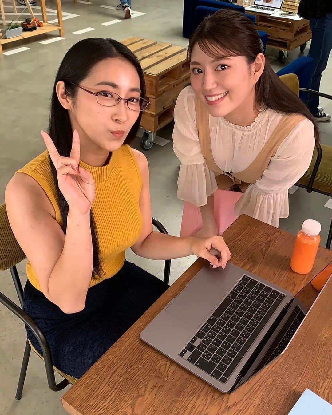 穂波さやか 穂波はるさんのインスタグラム写真 - (穂波はるInstagram)「初めましての令子さんととある撮影でした〜っ📸 メガネとパソコンがよく似合う🥳  終わってからランチも行けてめっちゃ楽しかったです💓」9月3日 19時46分 - honami.haru