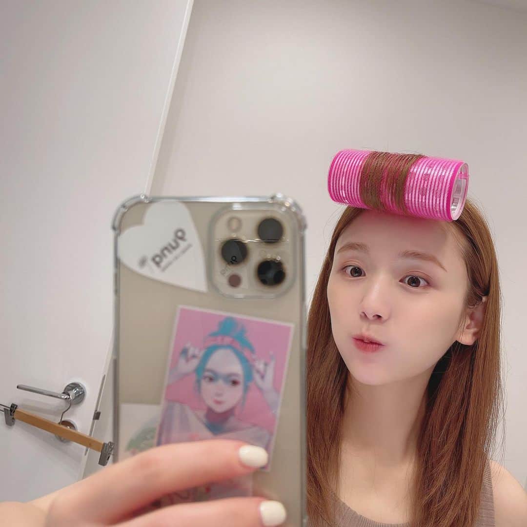 ひよんのインスタグラム：「👸💓  最近はスタイルブック発売を間近にして、 新宿LUMINE ESTでのPOPUPも無事に終わったし、 発売前に2冊目の #ひよん本 増刷も決まって 嬉しいこと続き🥺❤️❤️ 本当にみんなにありがとうだーー🥲💓  こういう幸せが続くと、 どこかのタイミングで幸せが終わっちゃうって思って 不安になるけど(急にネガティブ🤣) 人生そう言うもんって思って、 今の幸せで気持ちをヒタヒタにしたい☺️💓笑  実は昨日夢の国に行ったのだけど、 それでまた幸せいっぱいになった🥰🥰 とにかく今は気持ちが「幸!!!!」ってかんじ！ㅋㅋㅋ  #ひよん #ひよん本」