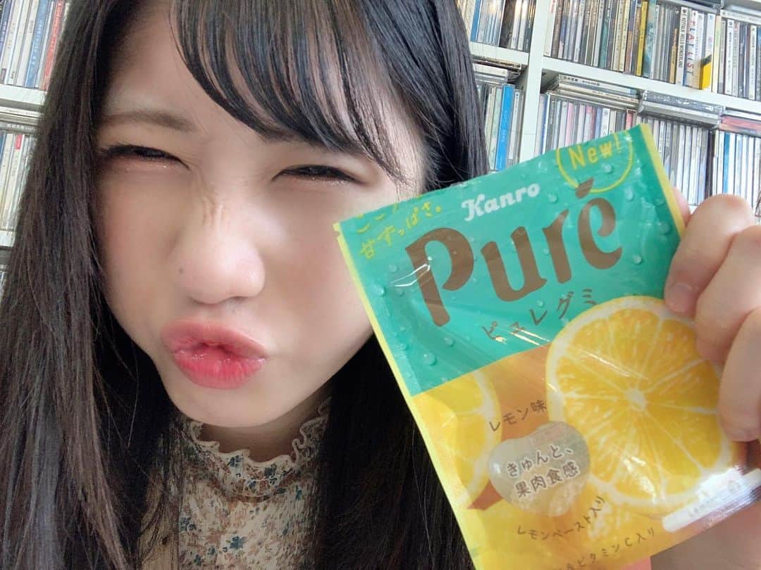 加藤一華さんのインスタグラム写真 - (加藤一華Instagram)「. 9/3グミの日😙🤍💜  ピュレグミ好きすぎて 最近めっちゃ食べてる🥴 レモン味派！！！🍋  #9月3日 #グミの日 #PRではございません笑 #ピュレグミ好き #日本グミ協会  #甘酸っぱいパウダーが大好物です #コラーゲンとかビタミンって書いてあると #他のお菓子よりも罪悪感なぜか半減する #ぐみのうた踊ったのもう３年前！ #ボンボンアカデミーで公開中✨」9月3日 20時29分 - ichika_kato