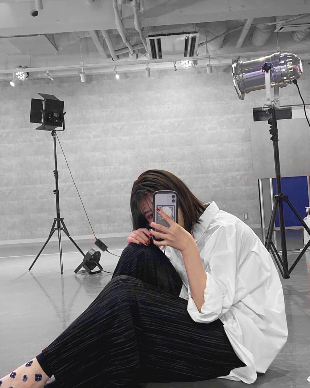 田中南さんのインスタグラム写真 - (田中南Instagram)「これは私服   最近寒すぎて長袖 でも暑いよりは寒いの好きだからちょっと嬉💭    #ニコラ  #ニコモ  #私服  #モノトーンコーデ  #シャツ」9月3日 20時49分 - minam_tanaka