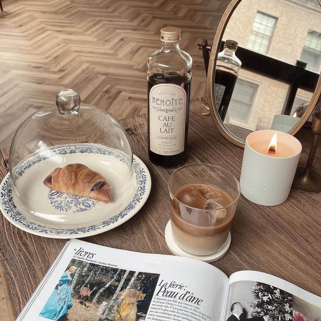 puinpiのインスタグラム：「MORNING  アトリエに出勤したら、まずキャンドルか、アロマをたいて、  読む雑誌を選んで…  朝は普段より少し濃いラテをつくって飲むのが好きなのだけど、  @benoite_official_ のラテベースは エスプレッソベースだから、本格的な ラテが飲めるから、ほんとに便利なの☕️  お昼ごはんに…と買ったチョコクロを つまみ食いしたいのをこらえながら笑  この日は仕事スタートでした…📝  カフェオレベースの再入荷、長らくお待たせしました🥺  クッキー、ギフトBOXも再入荷♡  2021/09/04 PM21:00  #BENOÎTE #benoite #ブノワト #カフェオレベース #おうちカフェ #モーニングルーティン」